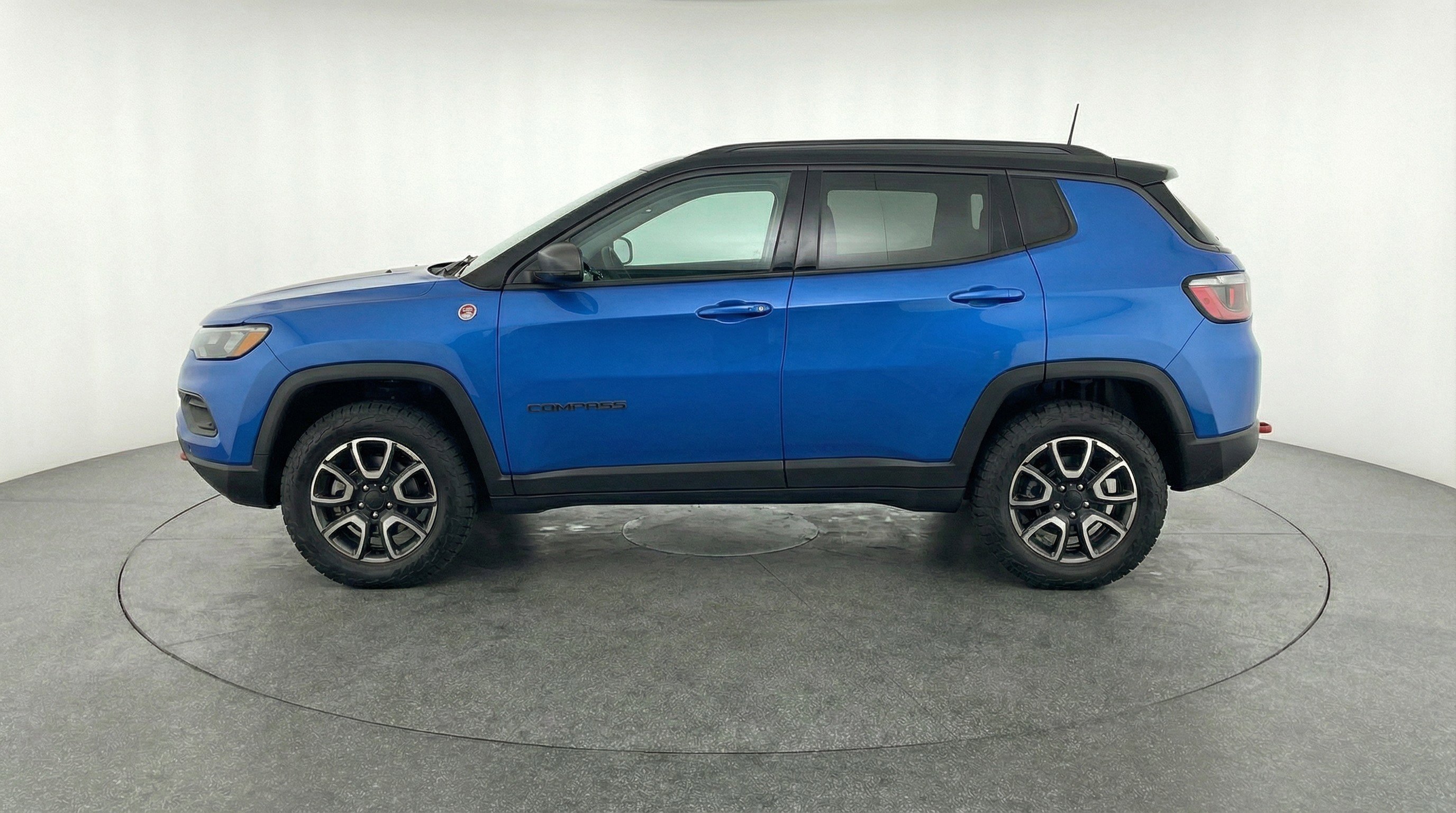 Used 2025 Jeep Compass Trailhawk AWD/4WD image 5