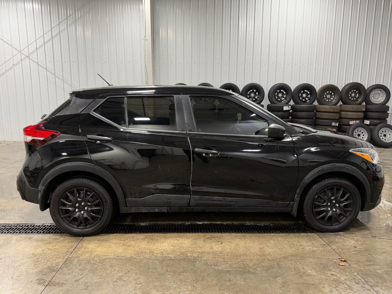 Used 2020 Nissan Kicks S image 3