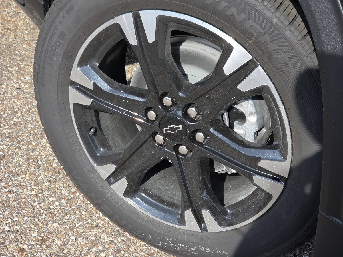New 2027 Chevrolet Traverse LT w/ Sun and Wheel Package FWD image 13