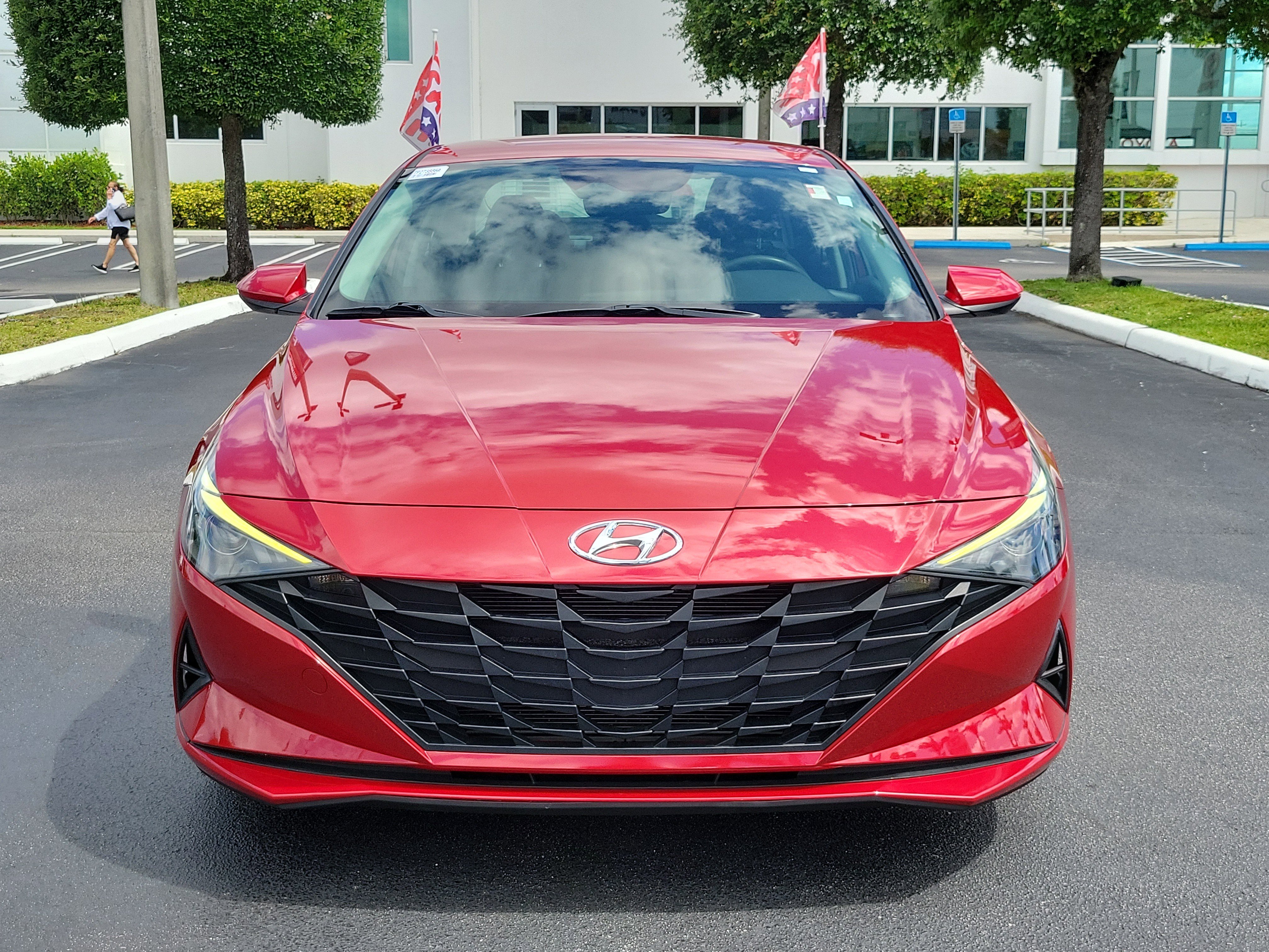 Used 2021 Hyundai Elantra SE w/ Cargo Package FWD image 4