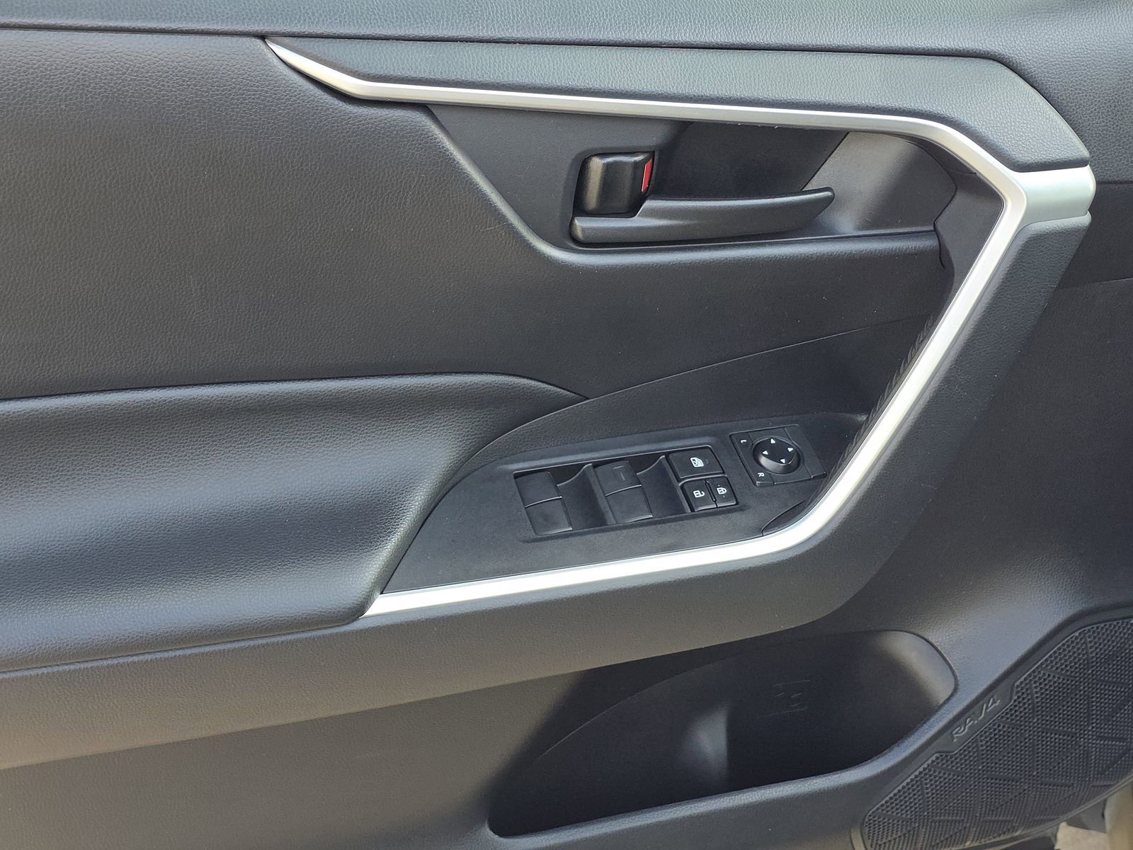 Used 2019 Toyota RAV4 LE image 14