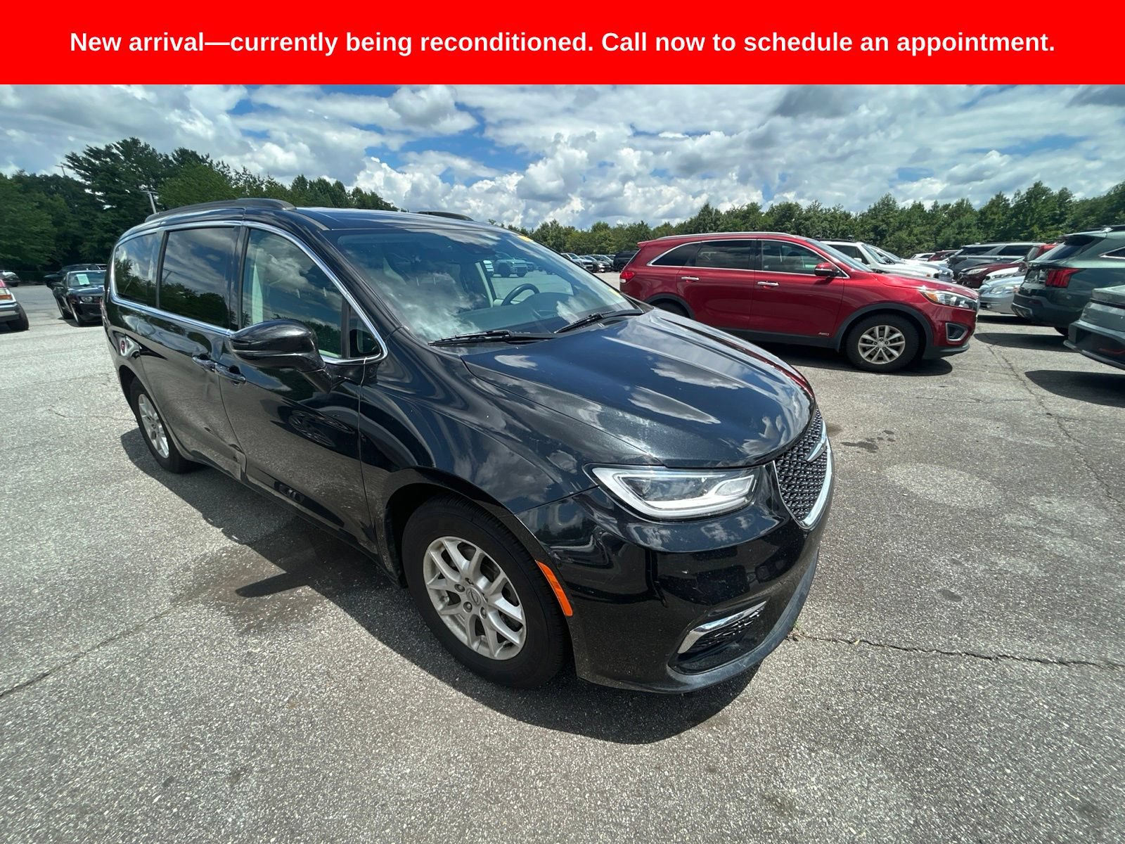 Used 2022 Chrysler Pacifica Touring-L FWD image 3