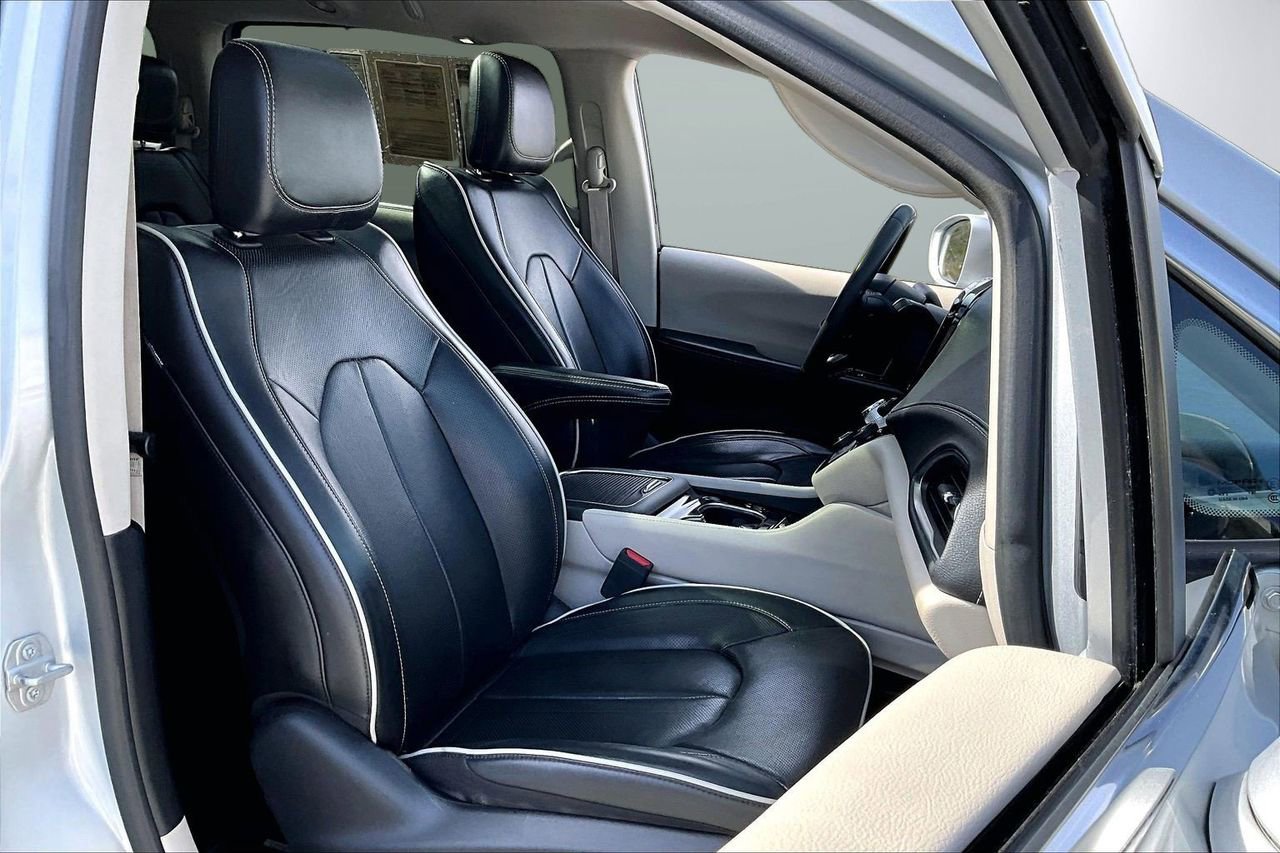 Certified 2022 Chrysler Pacifica Limited image 24