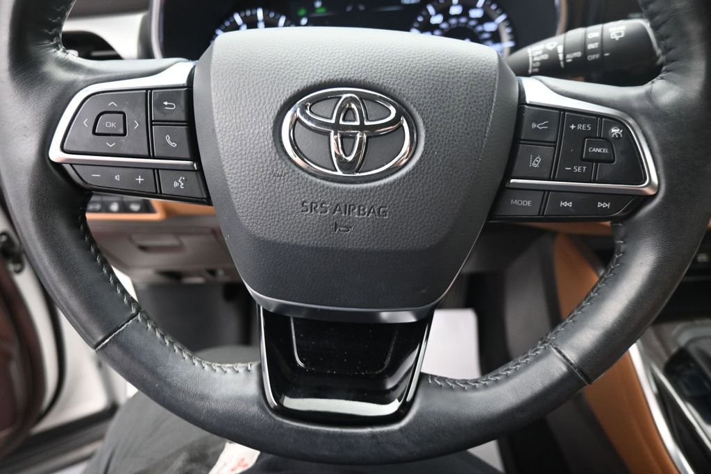 Used 2021 Toyota Highlander Platinum AWD/4WD image 16