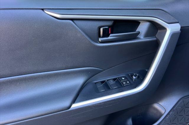 Certified 2021 Toyota RAV4 LE AWD/4WD image 12