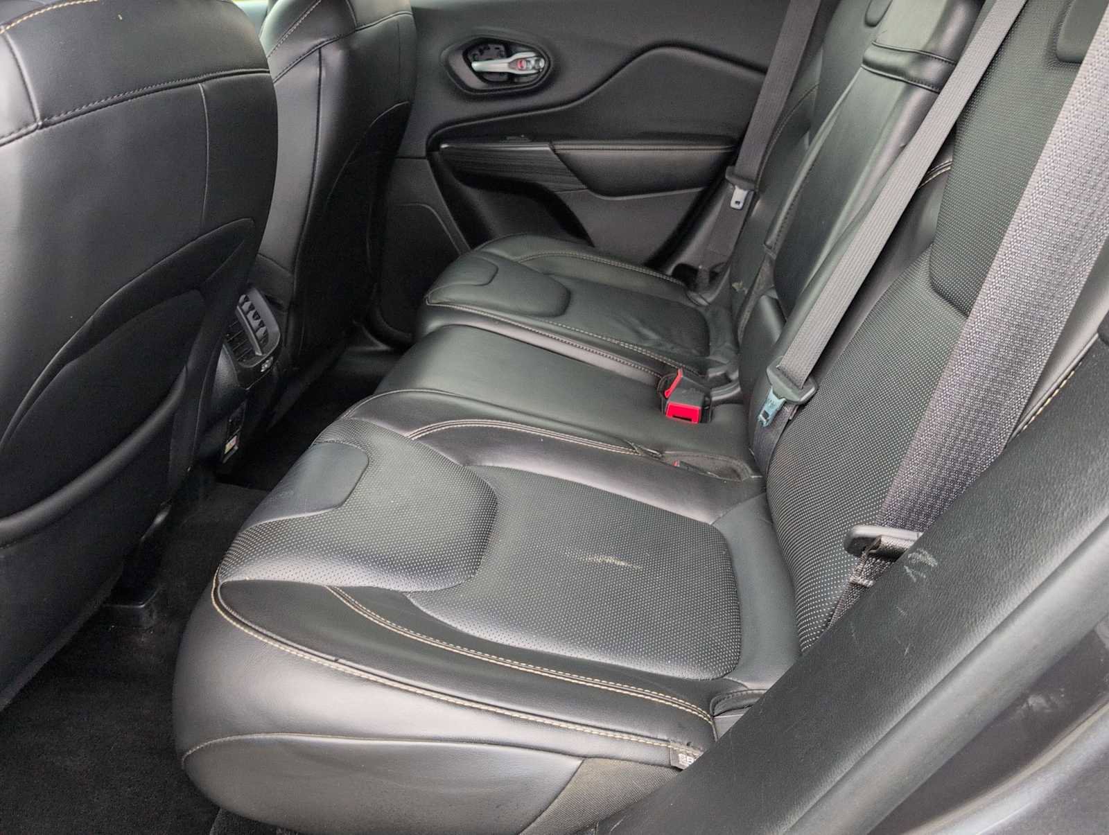 Used 2015 Jeep Cherokee Limited w/ Luxury Group image 20