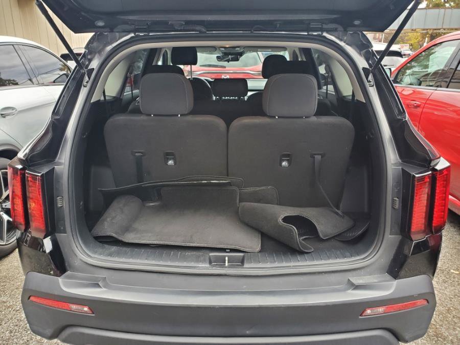 Used 2023 Kia Sorento LX image 9
