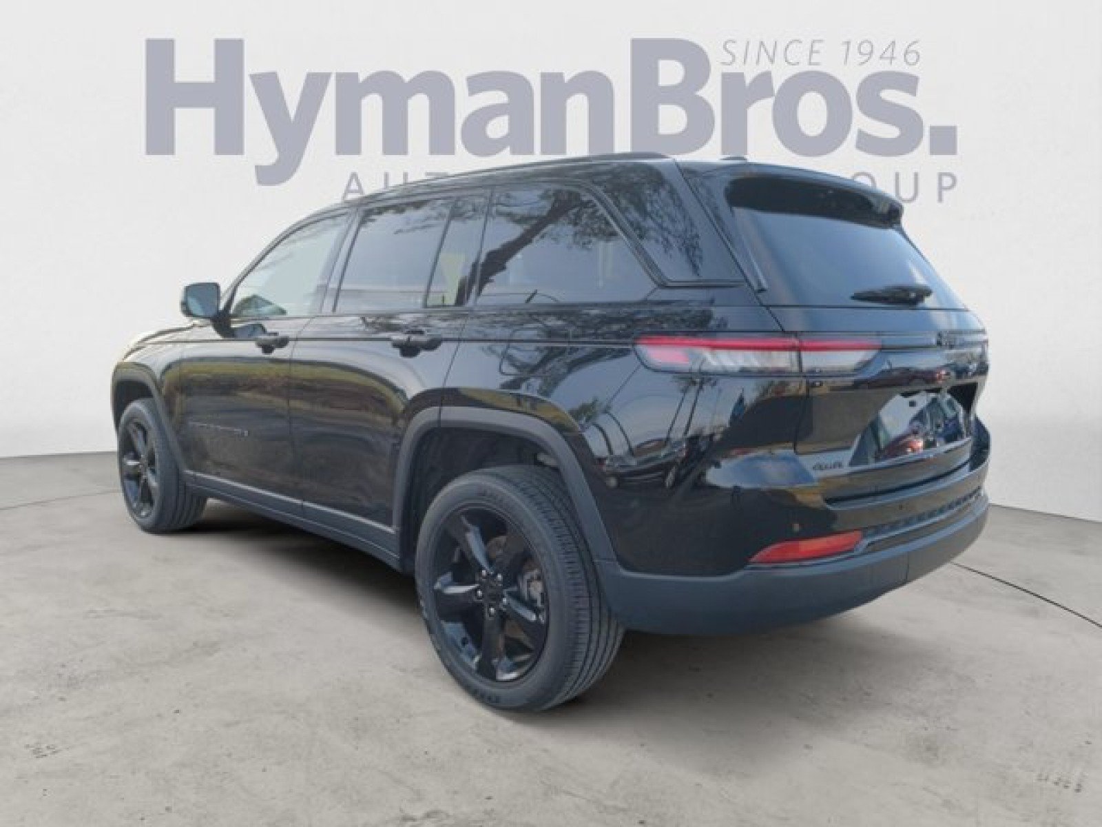 Used 2023 Jeep Grand Cherokee Altitude AWD/4WD image 5