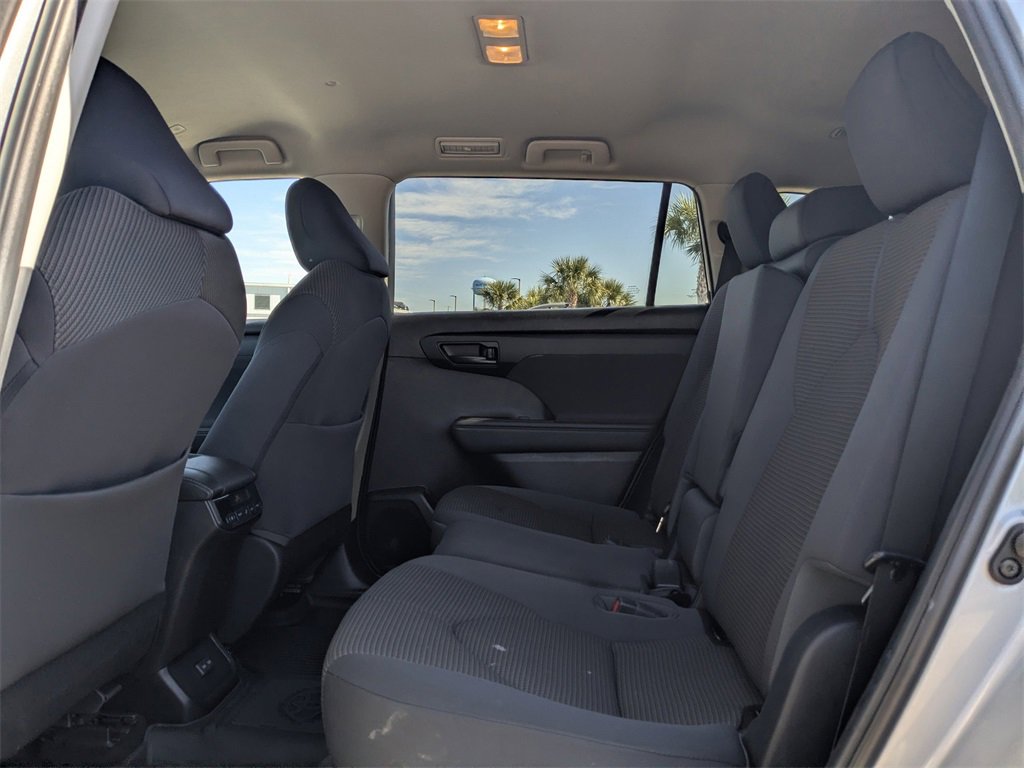 Used 2023 Toyota Highlander LE image 18