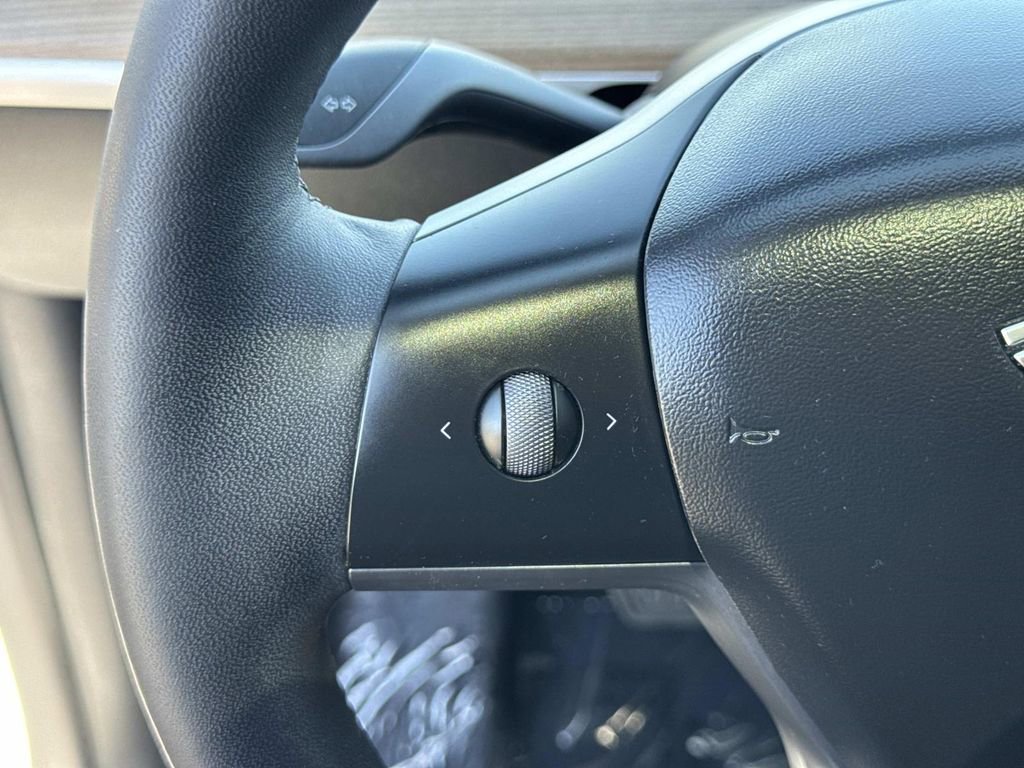 Used 2022 Tesla Model Y Long Range image 9