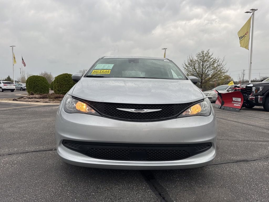 Used 2024 Chrysler Voyager LX image 2