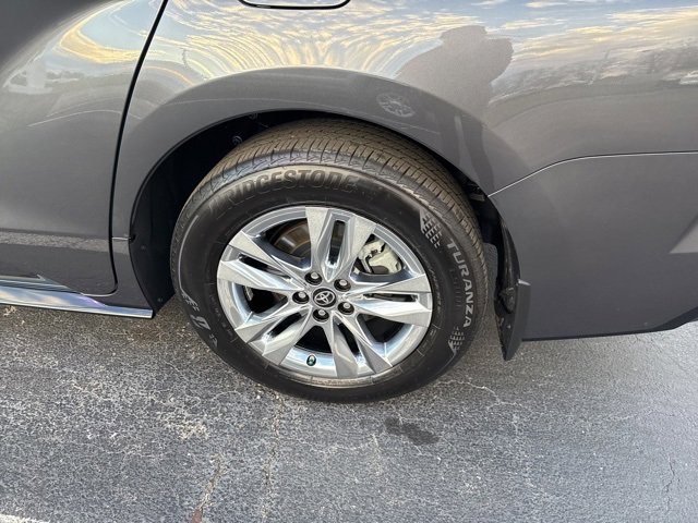 Used 2025 Toyota Sienna Limited image 11