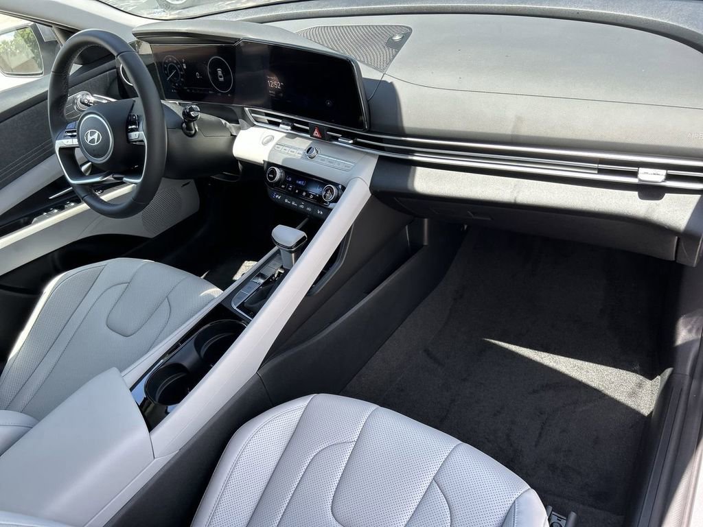 New 2025 Hyundai Elantra Limited image 19
