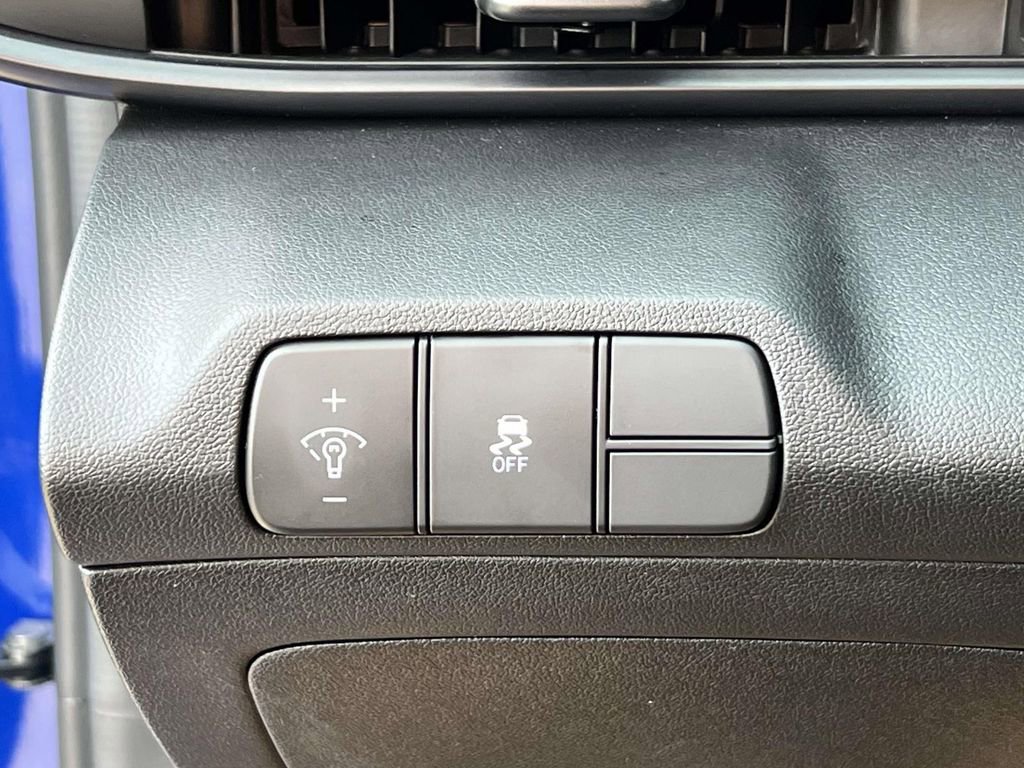 Certified 2025 Hyundai Elantra Sport image 20