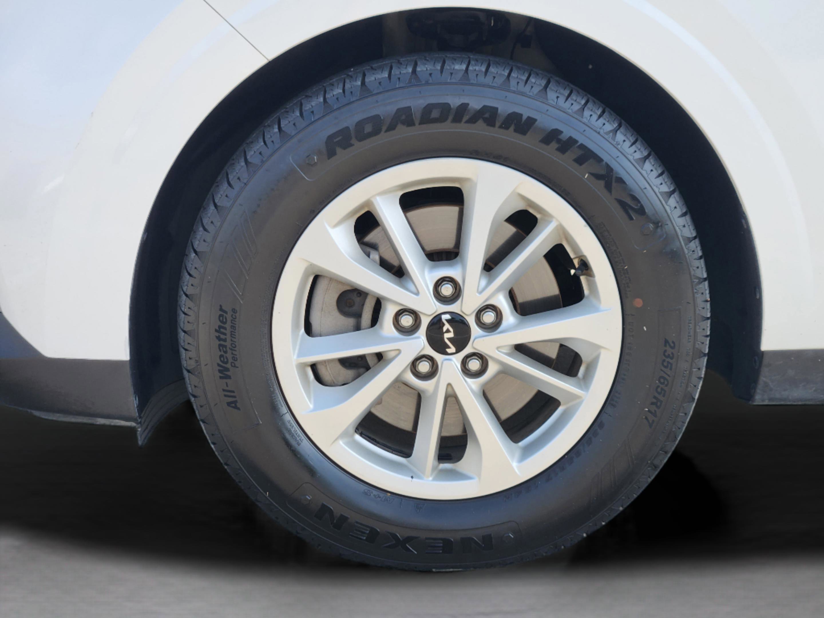 Used 2023 Kia Carnival LX image 36