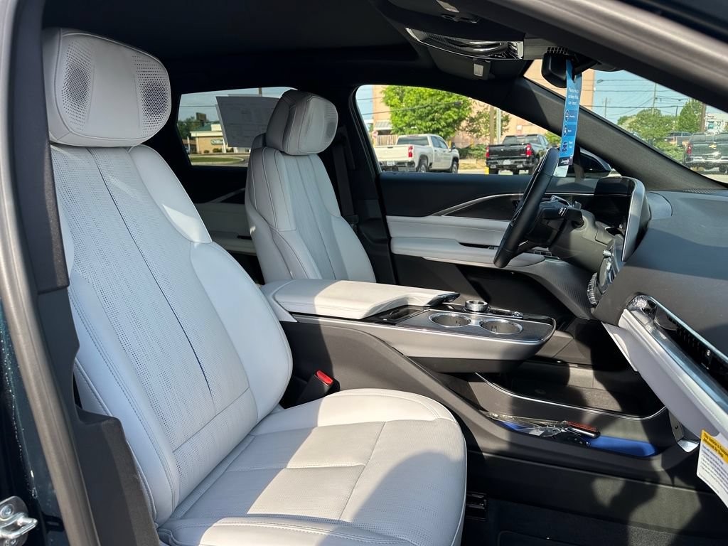 New 2024 Cadillac Lyriq Luxury RWD image 19