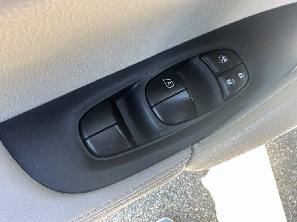 Used 2018 Nissan Rogue Sport SV AWD/4WD image 17