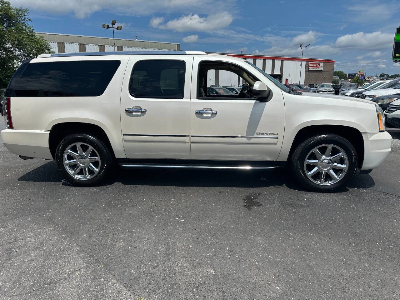 Used 2011 GMC Yukon XL Denali AWD/4WD image 4