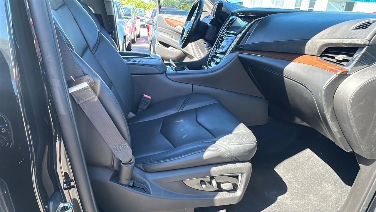 Used 2015 Cadillac Escalade Luxury AWD/4WD image 36