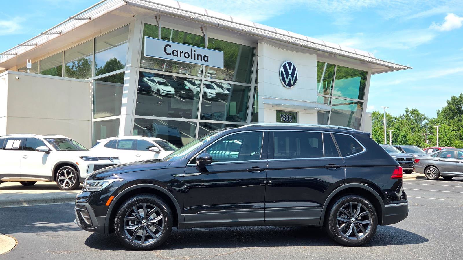 Certified 2023 Volkswagen Tiguan SE w/ Panoramic Sunroof Package FWD image 2