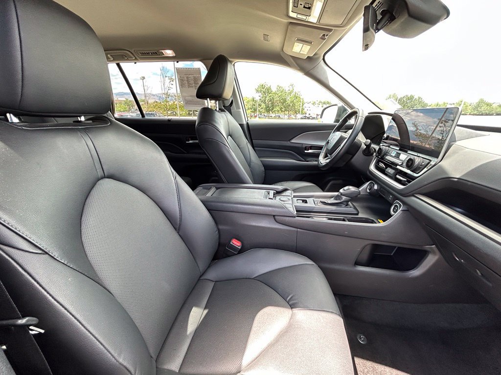 Used 2025 Toyota Grand Highlander AWD image 32