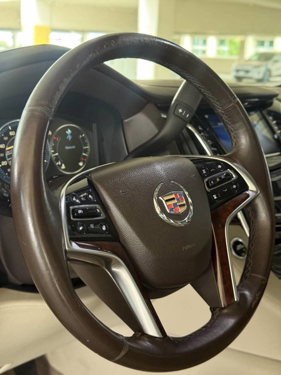 Used 2015 Cadillac Escalade Luxury AWD/4WD image 22