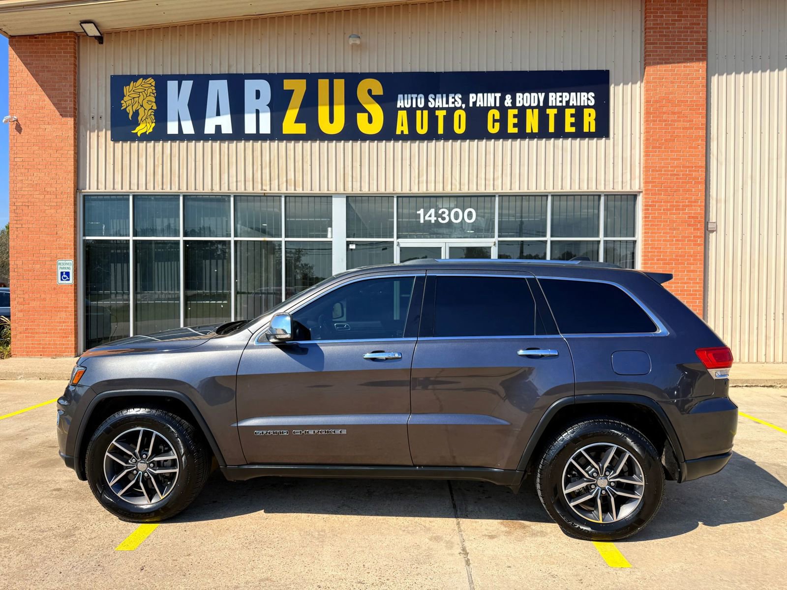 Used 2018 Jeep Grand Cherokee Limited w/ Luxury Group II image 2