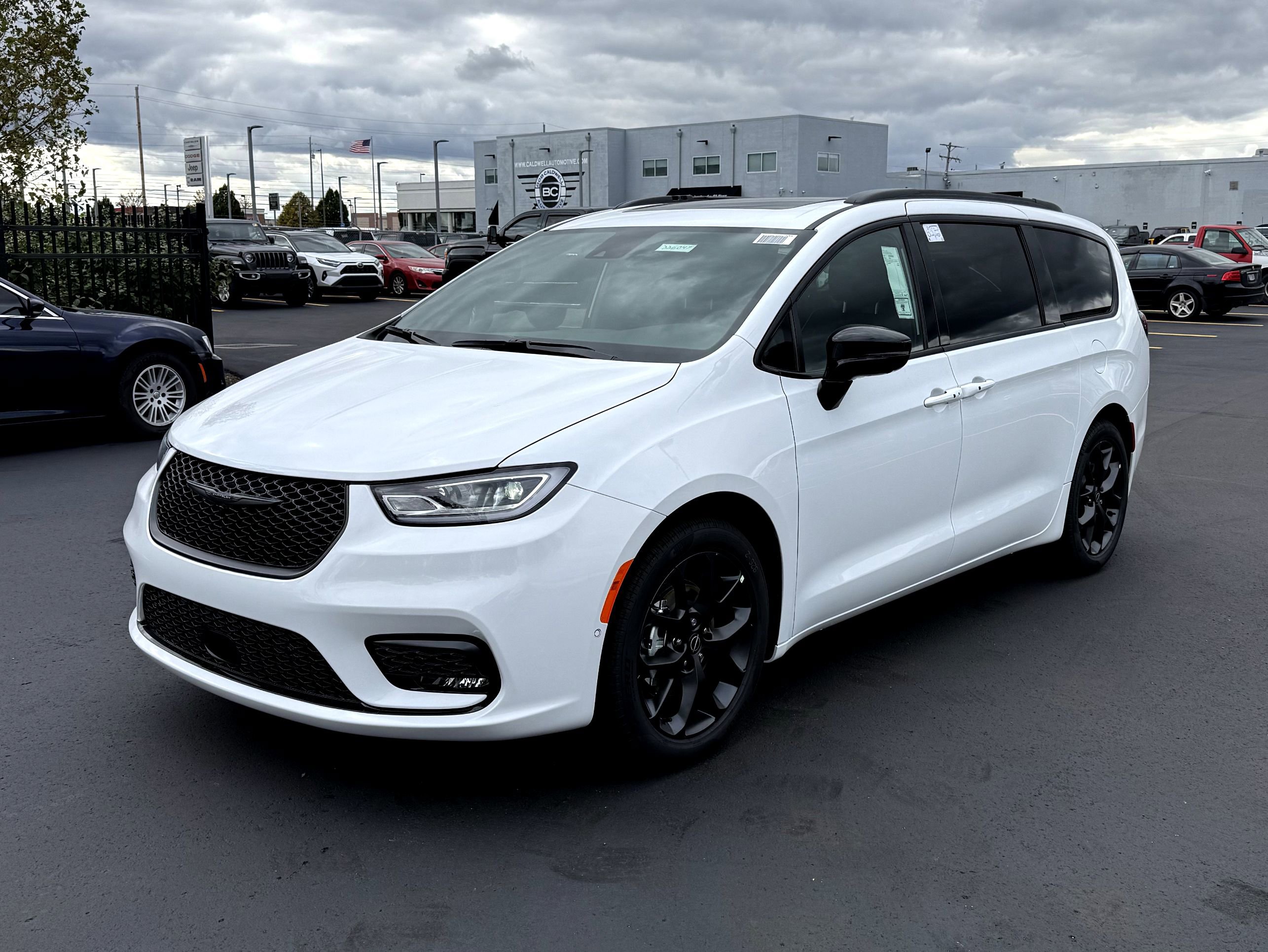 New 2026 Chrysler Pacifica Limited image 4