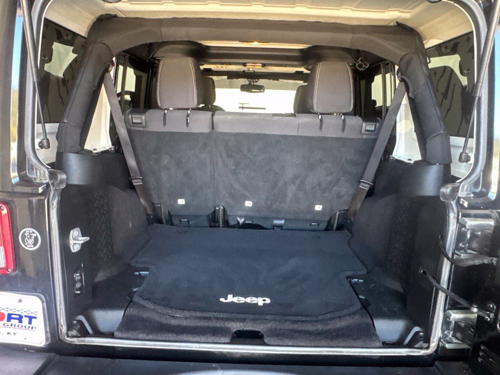 Used 2017 Jeep Wrangler Unlimited Rubicon w/ Connectivity Group AWD/4WD image 16