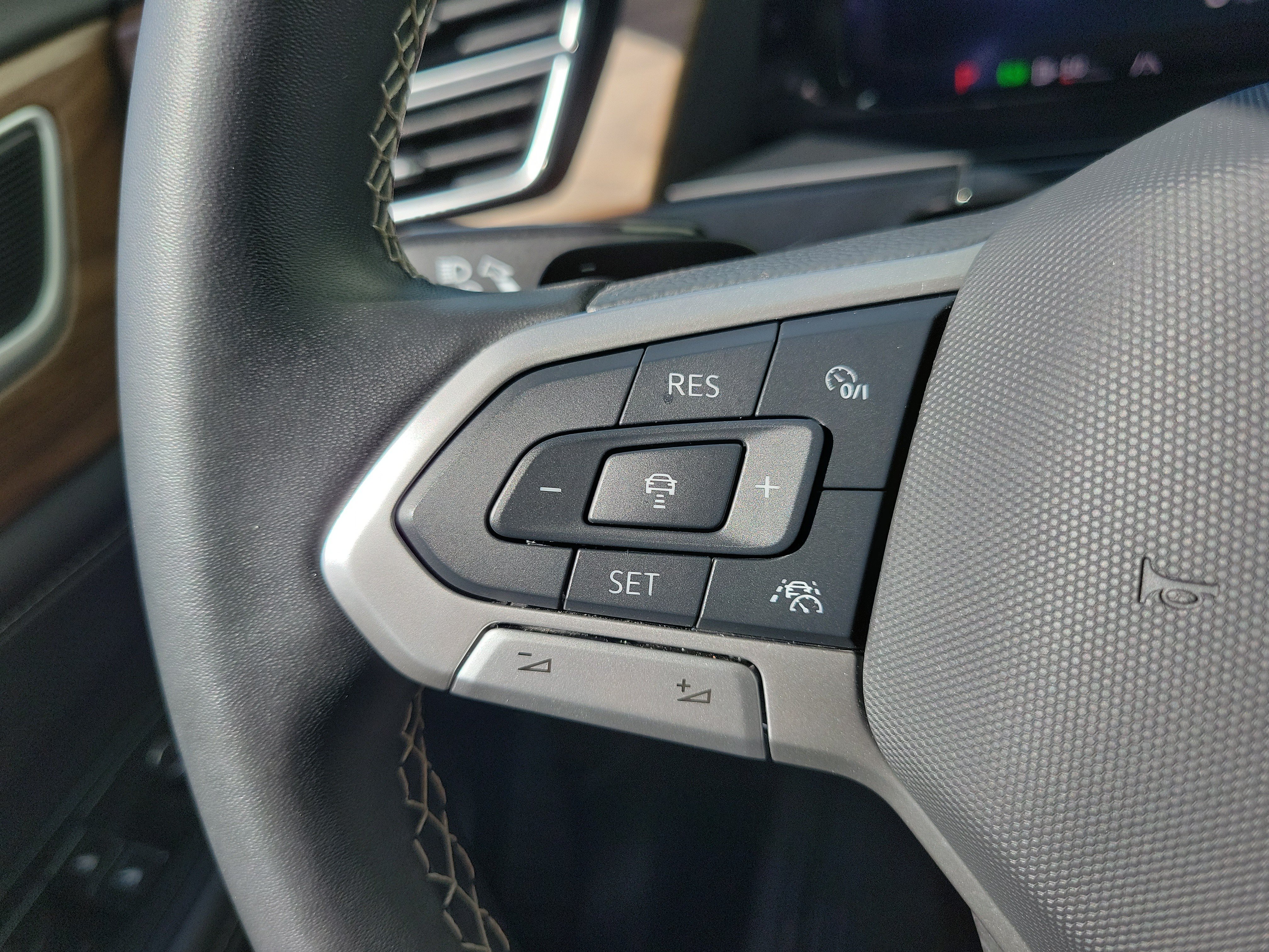 Used 2025 Volkswagen Atlas SE AWD/4WD image 28