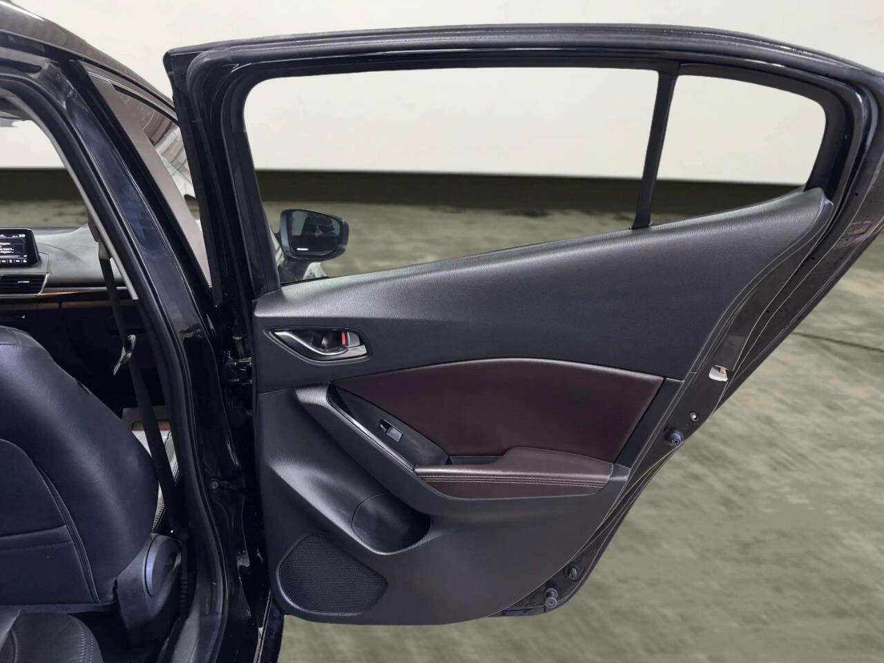Used 2018 MAZDA MAZDA3 Grand Touring w/ Premium Equipment Package FWD image 18