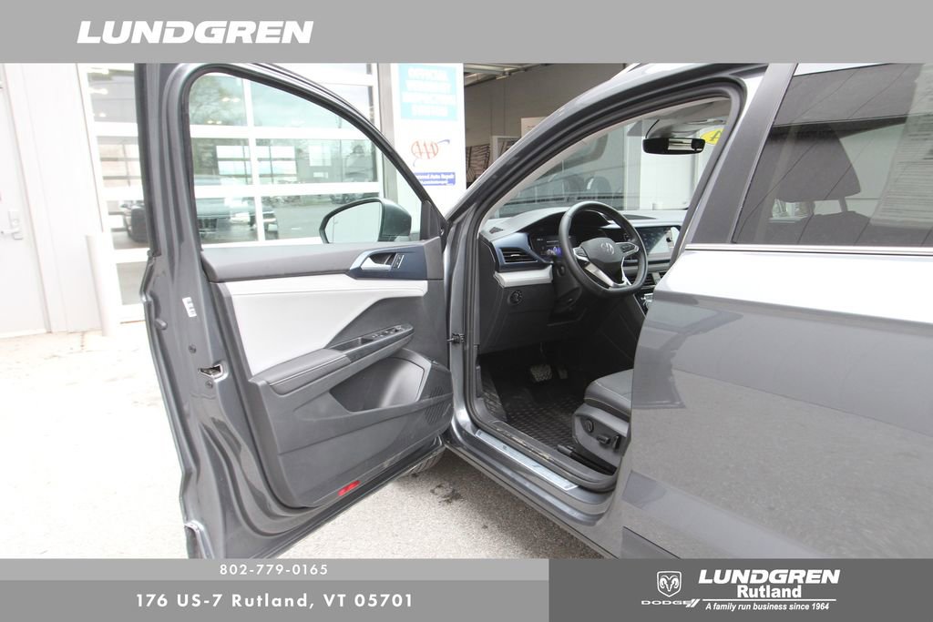 Used 2024 Volkswagen Taos SE image 11