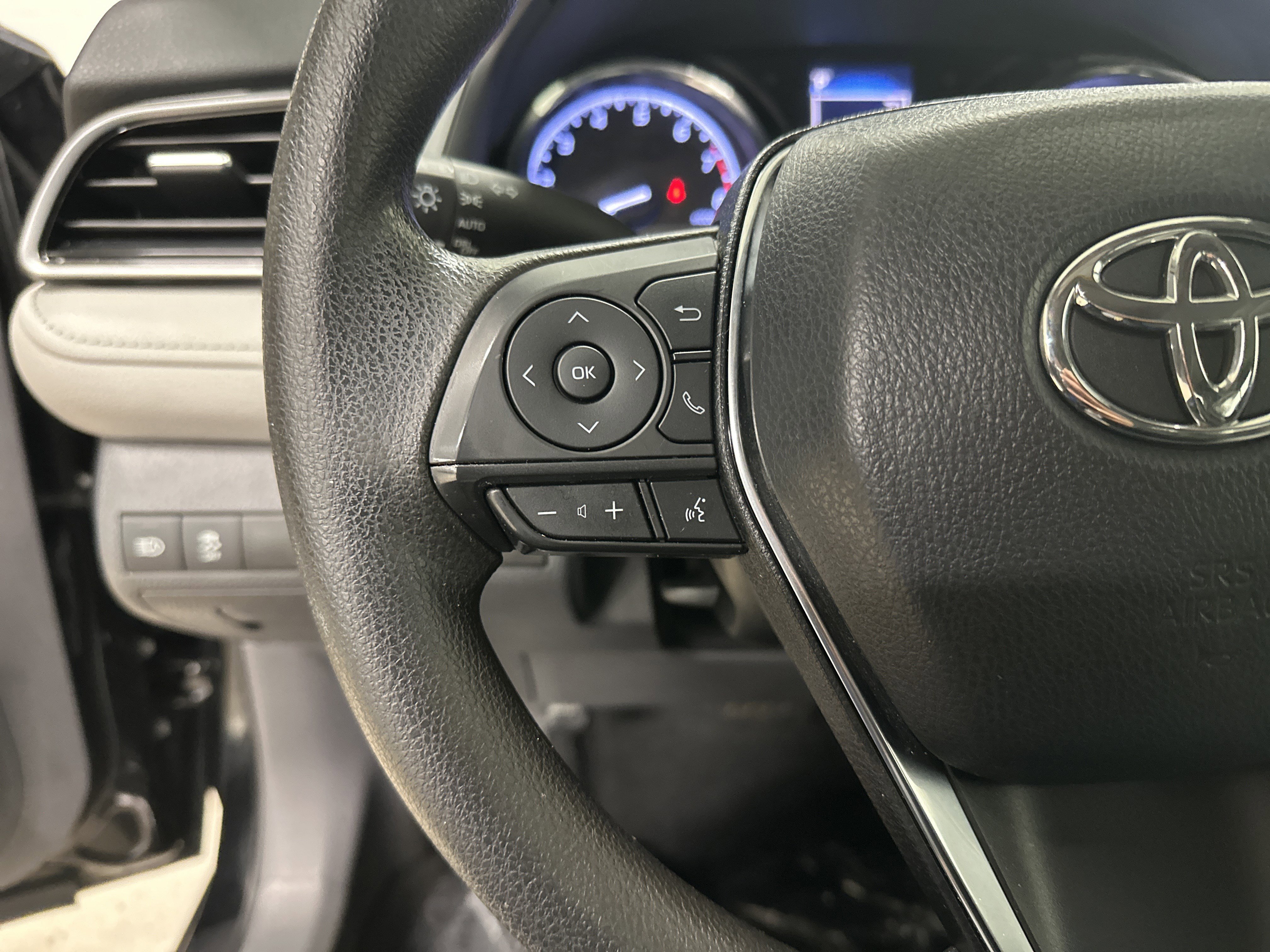 Used 2019 Toyota Camry LE image 19