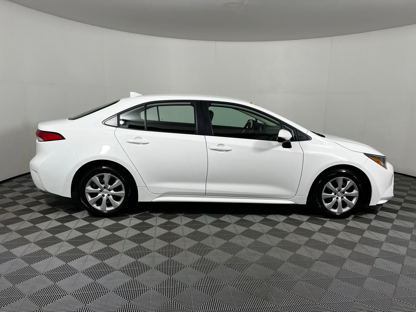 Used 2025 Toyota Corolla LE image 4