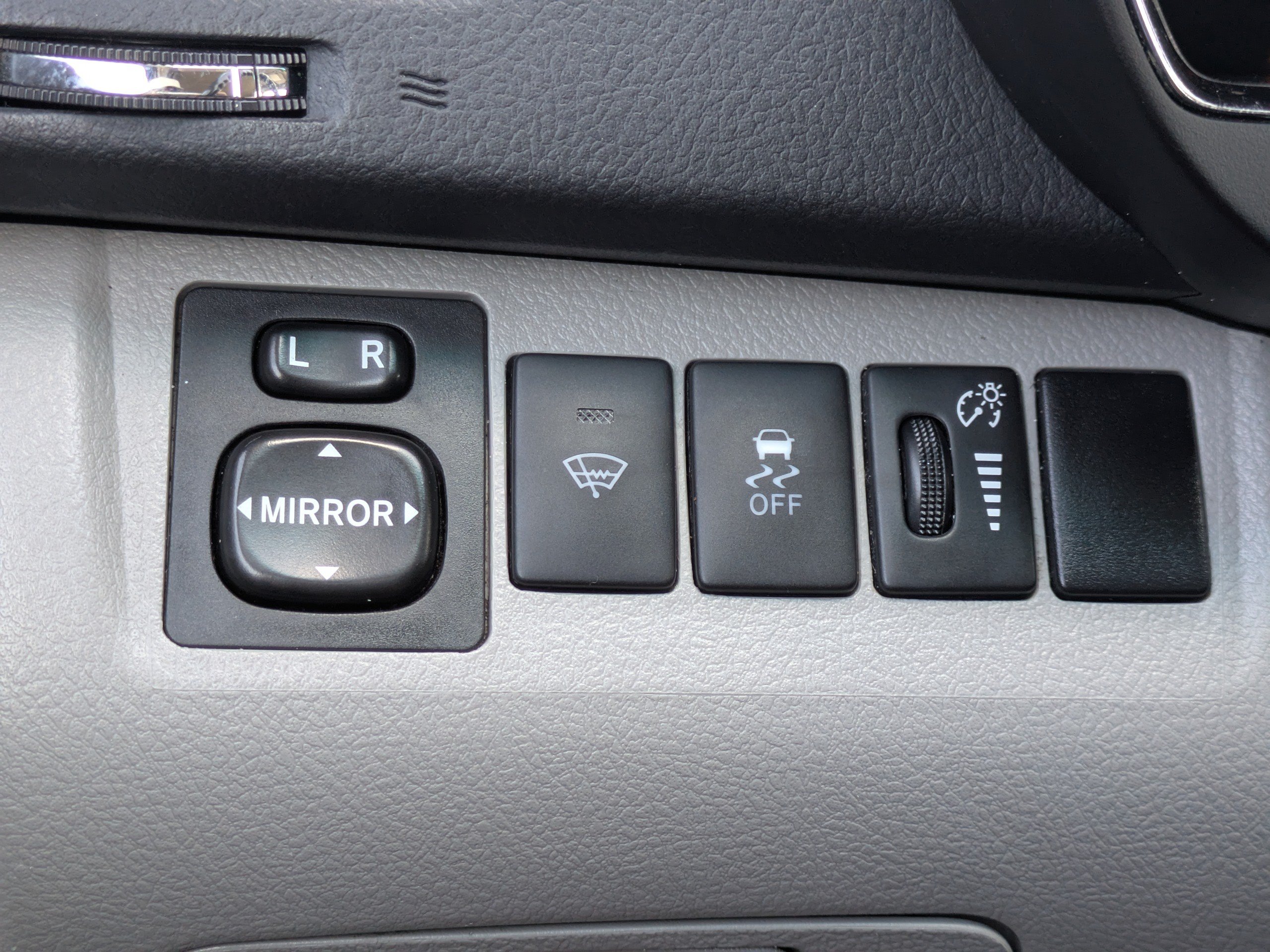 Used 2012 Toyota Highlander FWD w/ Cold Weather Pkg image 20
