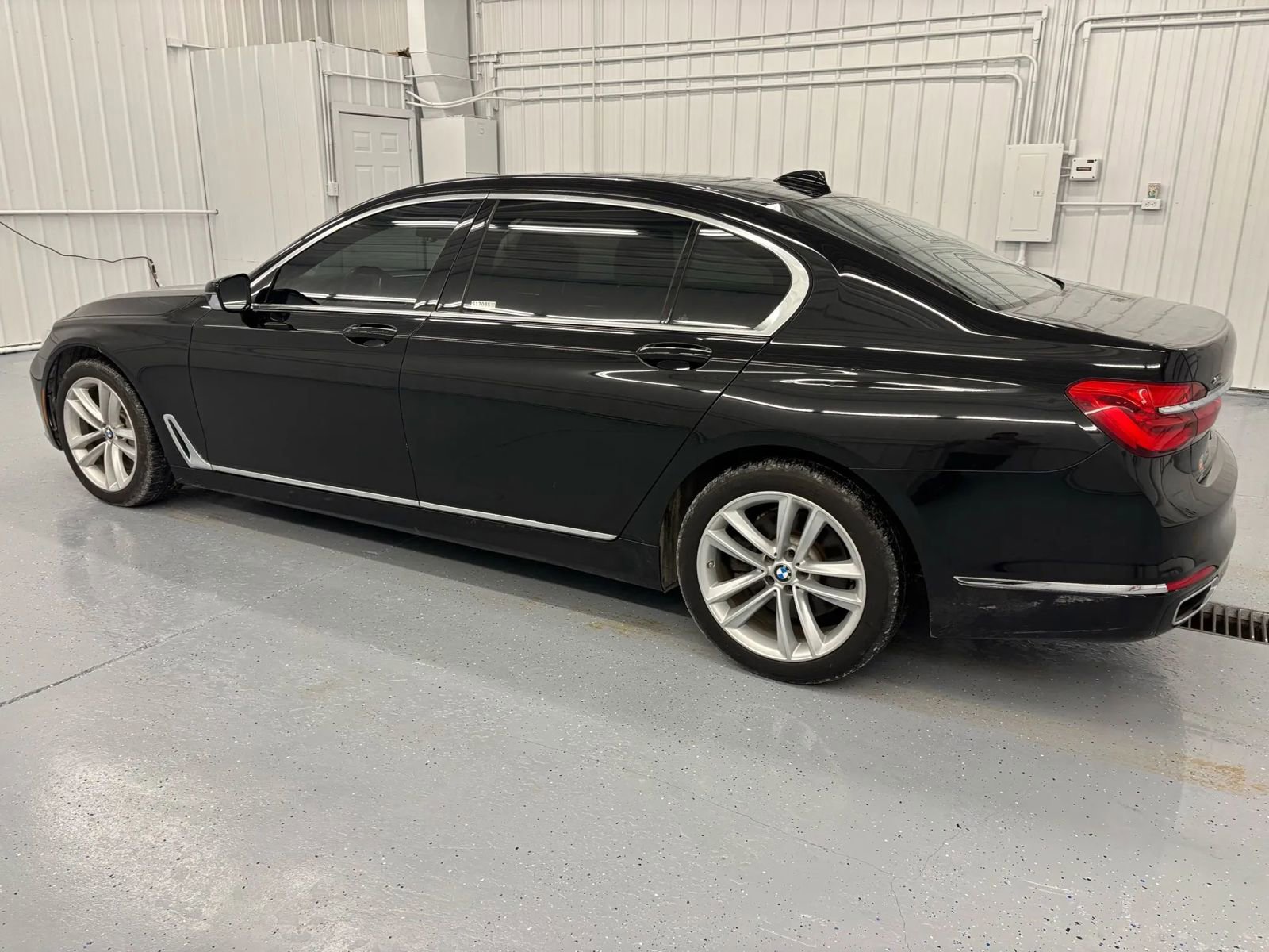 Used 2018 BMW 750i xDrive image 3