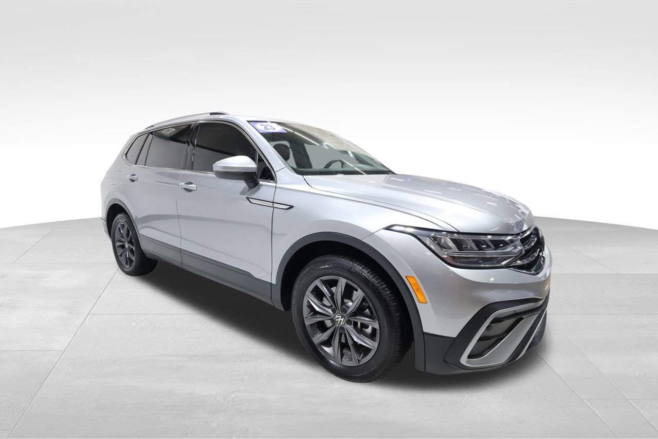 Used 2023 Volkswagen Tiguan SE w/ Panoramic Sunroof Package image 6