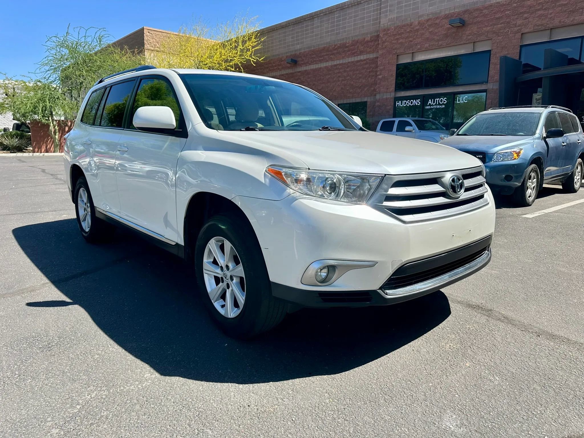 Used 2012 Toyota Highlander FWD w/ Tech Pkg image 3