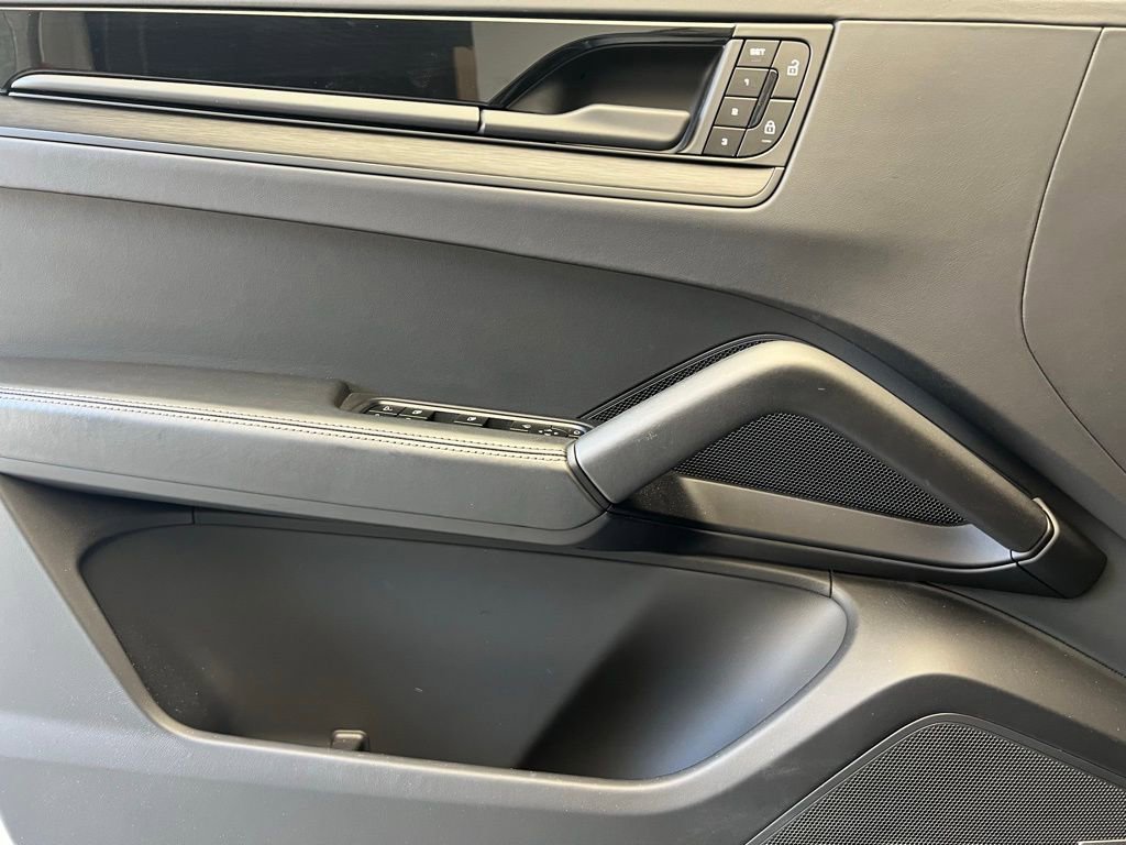 Certified 2025 Porsche Cayenne GTS AWD/4WD image 19