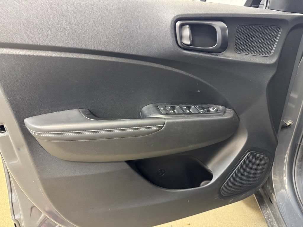 Used 2025 Hyundai Venue Limited FWD image 8