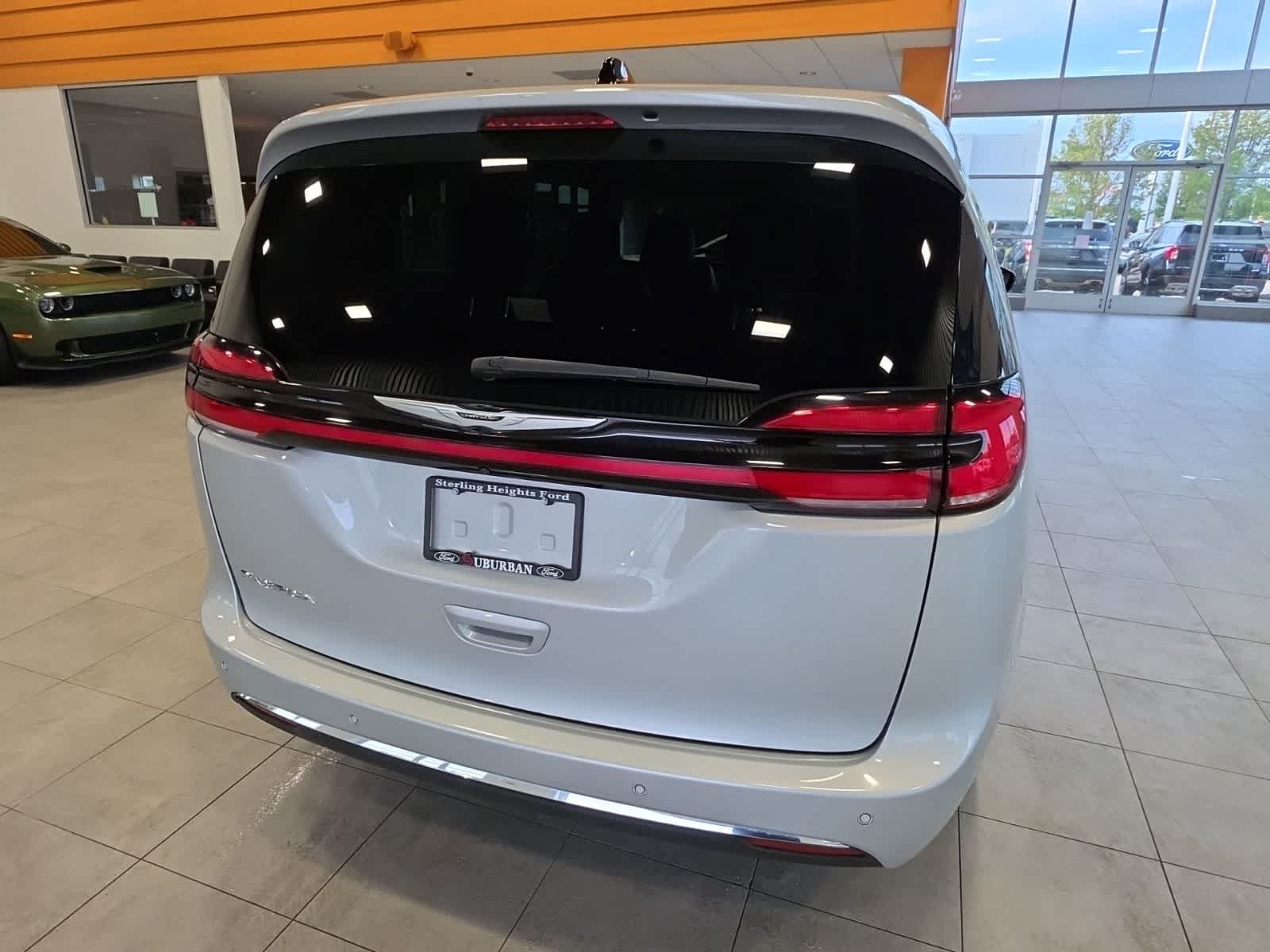 Used 2024 Chrysler Pacifica Touring-L FWD image 9