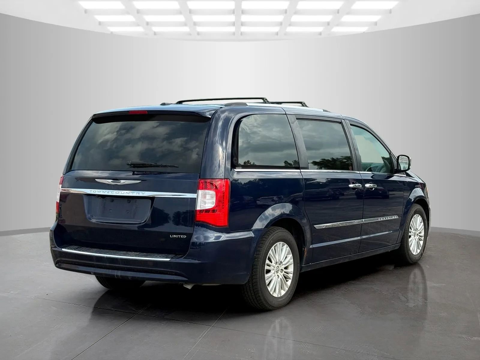 Used 2014 Chrysler Town & Country Limited image 5
