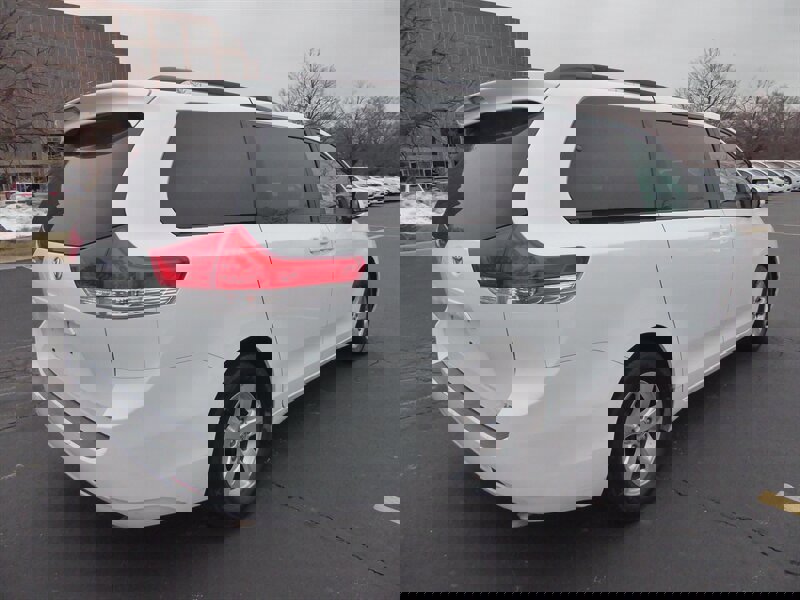 Used 2014 Toyota Sienna LE image 7