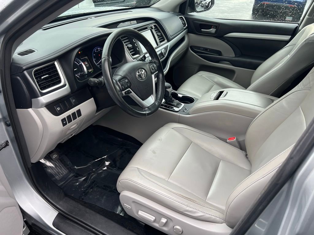 Used 2017 Toyota Highlander XLE image 11