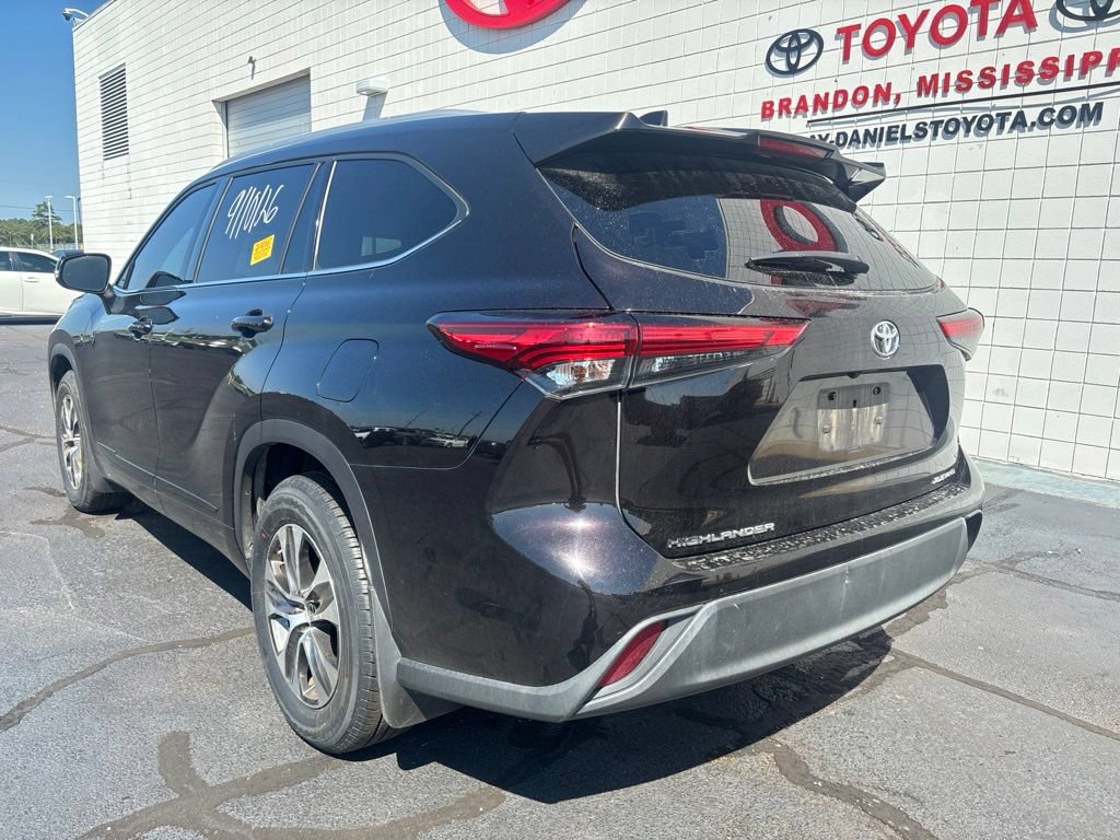 Used 2022 Toyota Highlander XLE AWD/4WD image 6