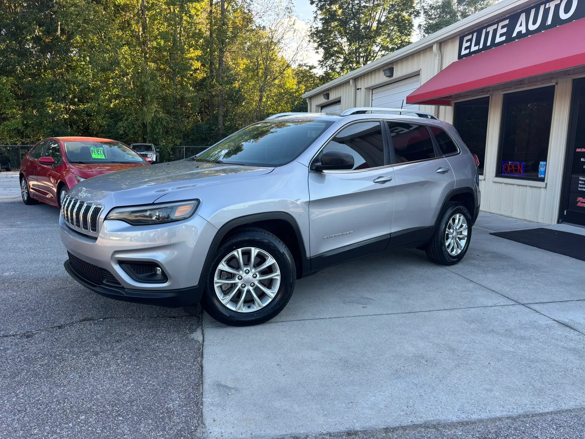 Used 2019 Jeep Cherokee Latitude w/ Popular Appearance Group FWD image 3