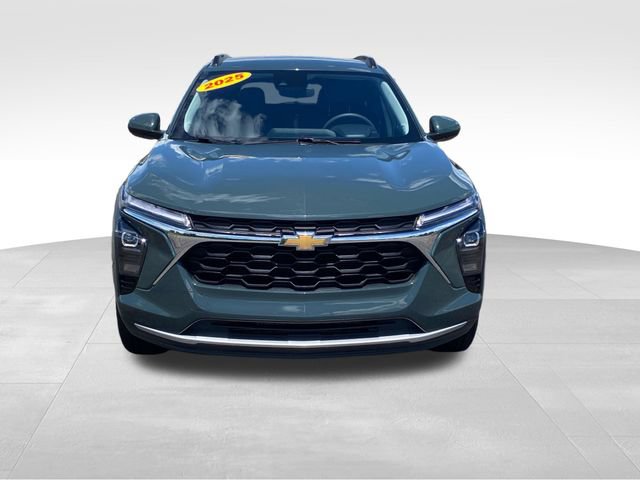 Used 2025 Chevrolet Trax LT FWD image 2