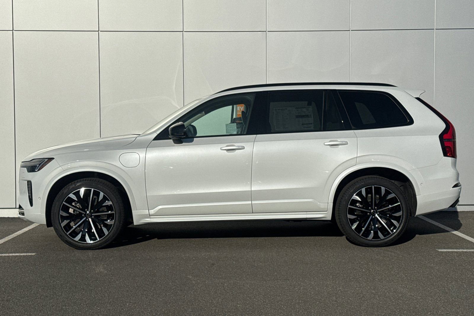 New 2026 Volvo XC90 T8 Ultra w/ Lounge Package image 2