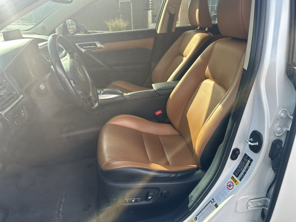 Used 2015 Lexus CT 200h w/ Navigation Package FWD image 5