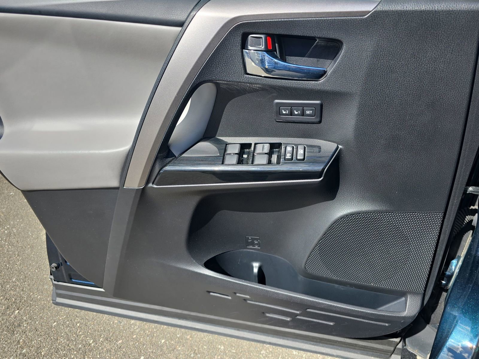 Used 2017 Toyota RAV4 Limited w/ Carpet Mat Package AWD/4WD image 32